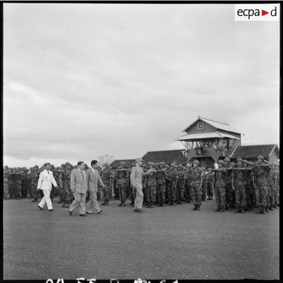61 Le général d'armée Ely passe en revue un bataillon de parachutistes de l'ARK (Armée Royale Khmère). [description provisoire]