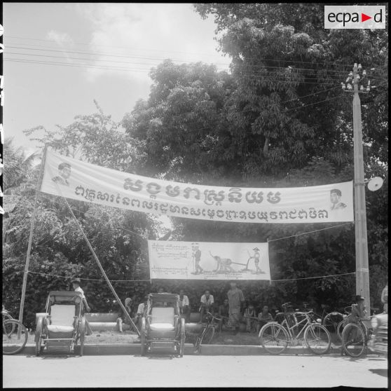 11 Deux banderoles représentant les 2 partis se présentant aux élections, suspendues en face du bureau de vote. [description provisoire]