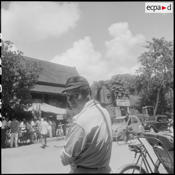 12 Plan américain du cinéaste André Lebon, vu de 3/4. [description provisoire]