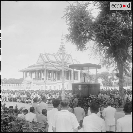 13 à 14 Meeting organisé par le prince Sihanouk, chef du parti de la Communauté socialiste populaire. [description provisoire]