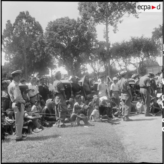 15 à 16 La foule qui assiste au meeting organisé du prince Sihanouk : tous les groupes sociaux sont représentés. [description provisoire]