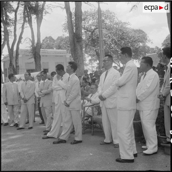 18 à 19 Les membres du gouvernement dont M. Leng Ngeth assistent au meeting du prince Sihanouk. [description provisoire]