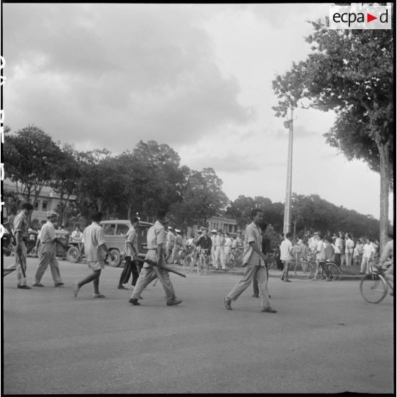 2 à 3 Dispersion de manifestants par la police. [description provisoire]