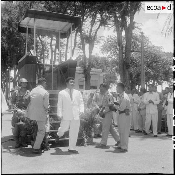 20 La foule qui assiste au meeting organisé par le prince Sihanouk ; au second plan, le palais royal. [description provisoire]