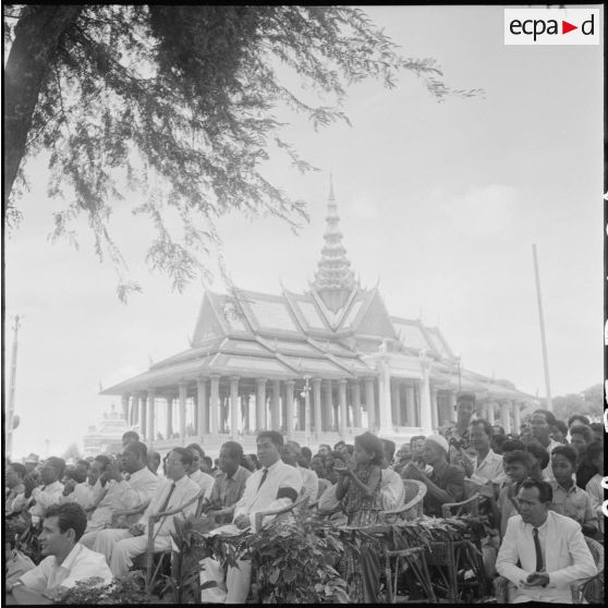 21 Après avoir tenu un discours pendant 2 heures 30, le prince Sihanouk quitte la tribune. [description provisoire]