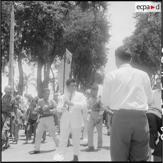 22 à 23 Le prince Sihanouk regagne le palais royal sous l'acclamation de la foule en délire. [description provisoire]