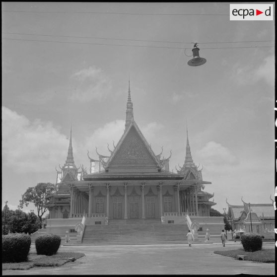 24 Plan d'ensemble de la pagode d'argent à Phnom Penh, vue de face. [description provisoire]
