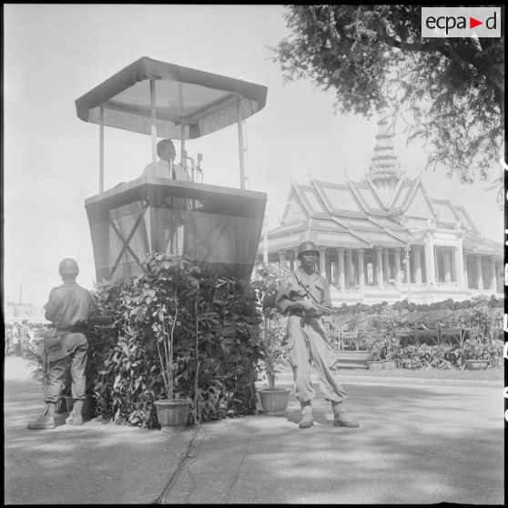 26 à 27 Meeting au cours duquel le prince Sihanouk harangue les foules depuis la tribune. [description provisoire]