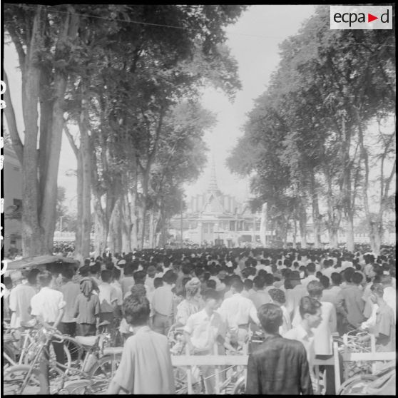 28 Plan d'ensemble de la foule qui assiste au meeting organisé par le prince Sihanouk ; en arrière-plan, le palais royal [description provisoire]
