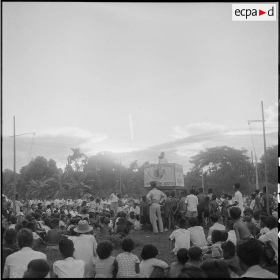 29 à 36 Réunion électorale organisée par le parti démocrate, au cours de laquelle divers orateurs prennent la parole. [description provisoire]