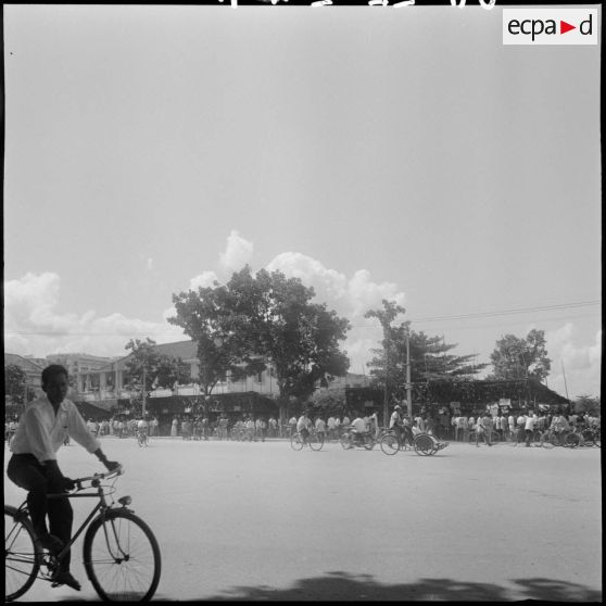 4 Le bureau de vote quartier de la gare en arrière-plan ; au premier plan, une grande avenue avec des bicyclettes. [description provisoire]