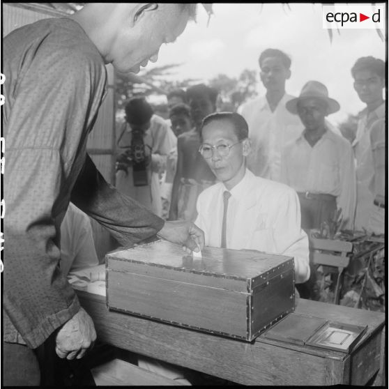 Le jour des élections législatives cambodgiennes, les 10 et 11 septembre 1955 [description provisoire]