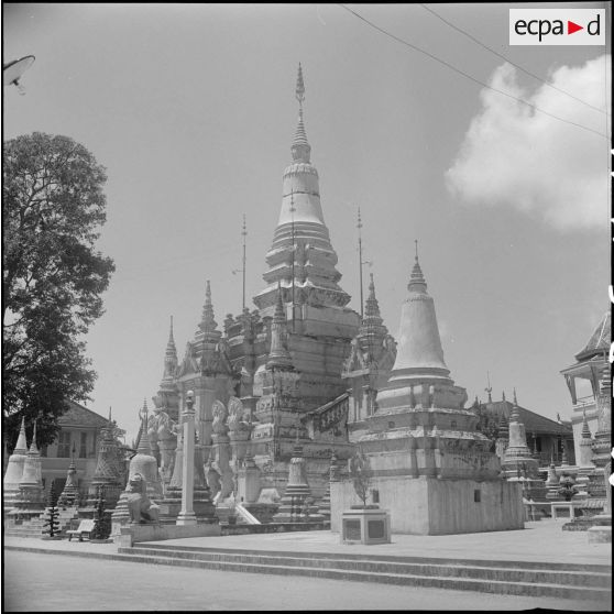 Ensemble de stupas à proximité du Wat Botum Vathey, siège de l'ordre bouddhiste des Thomayout. [description provisoire]