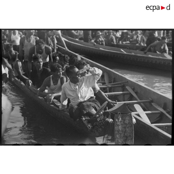 36 Plan rapproché sur des piroguiers dans leur pirogue. [description provisoire]