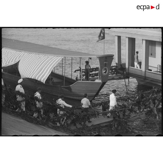 49 Le roi et de la reine du Cambodge, SM Suramarit et SM Kossamak, gagnent la tribune officielle. [description provisoire]