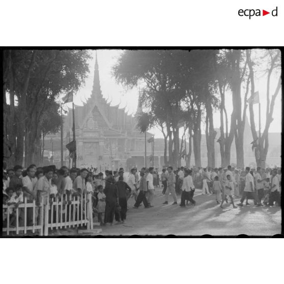 53 Plan d'ensemble de la foule devant le palais royal. [description provisoire]