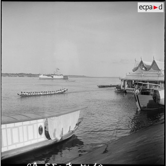 10 à 11 Pirogue vue de profil, pendant la course. [description provisoire]