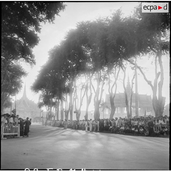 12 La foule massée près du palais royal (en arrière-plan). [description provisoire]