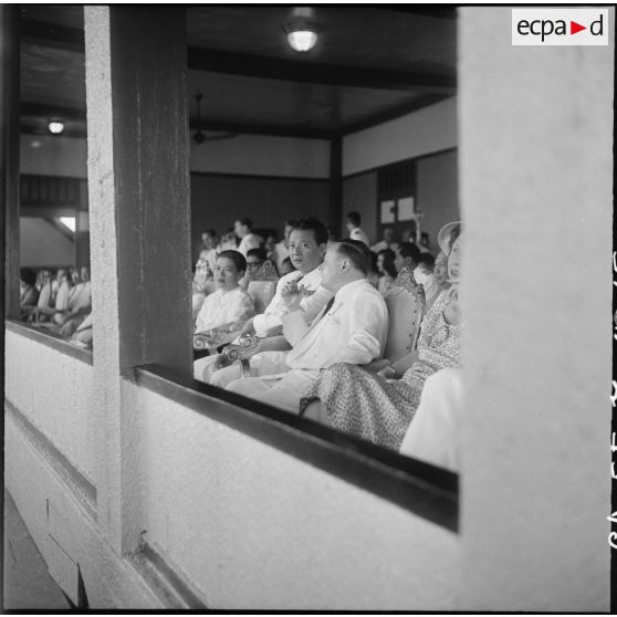 15 à 17 La tribune officielle : M. Gorce, le prince Sam Sarith, le roi, M. Suramarit et la reine du Cambodge. [description provisoire]