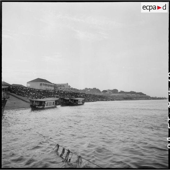 18 Rive du Mékong à Phnom Penh, le jour de la fête des Eaux. [description provisoire]