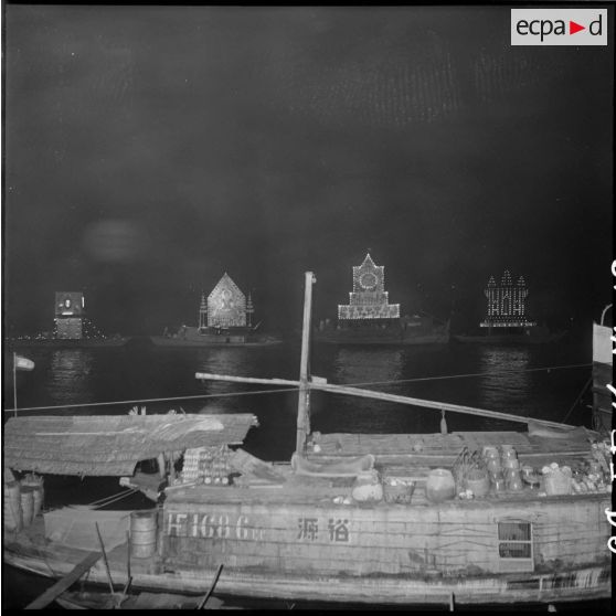 19 à 28 Illumination du palais royal et du Mékong durant 3 nuits à l'occasion de la fête des Eaux. [description provisoire]