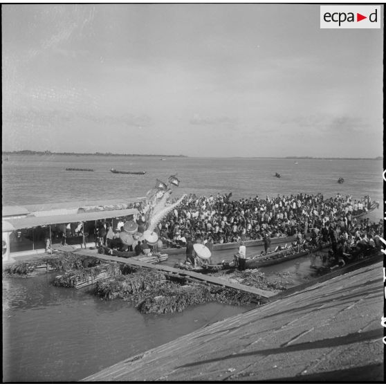 2 à 3 Rassemblement des pirogues sur la berge du Mékong avant le départ des courses. [description provisoire]