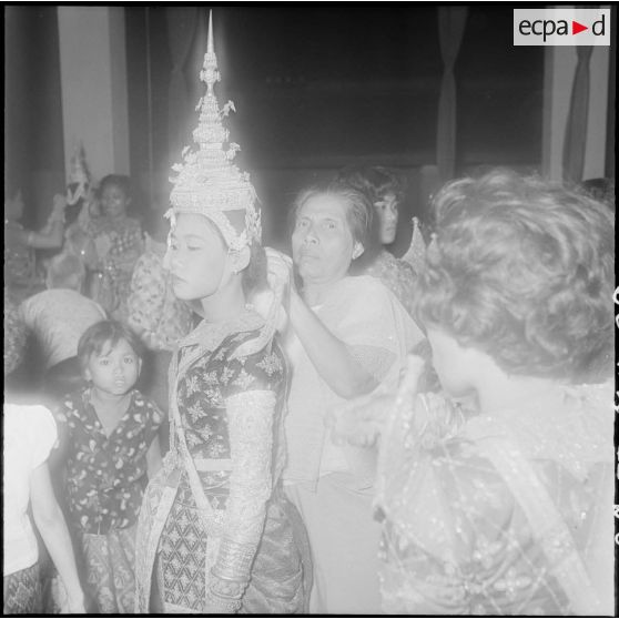 29 Plan rapproché sur une danseuse cambodgienne et son habilleuse. [description provisoire]