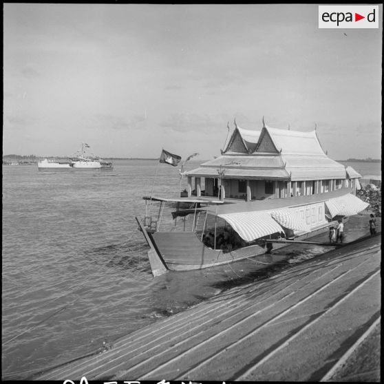 4 La maison flottante du roi, vue de 3/4 avant. [description provisoire]