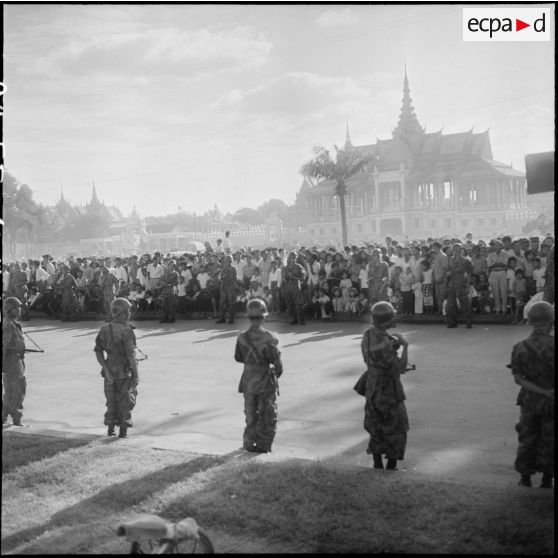 5 Plan d'ensemble de la foule près du palais royal (en arrière-plan). [description provisoire]