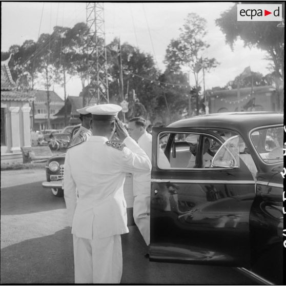 6 à 7 Arrivée de M. Gorce, haut-commissaire de France, en présence du vice-amiral Jozan, commandant les FMEO. [description provisoire]