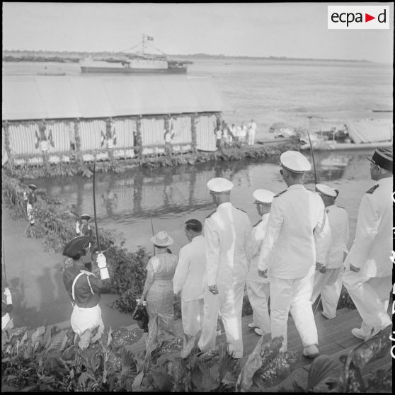 8 Les personnalités officielles françaises, vues de dos, se dirigent vers la tribune pour assister à la fête des Eaux. [description provisoire]