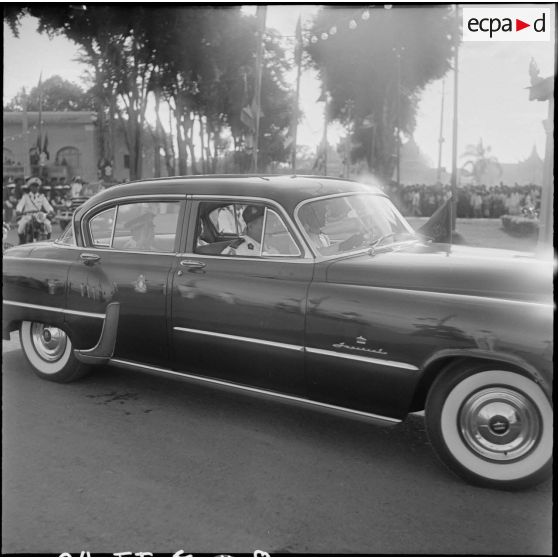 9 Arrivée en voiture du roi du Cambodge, M. Suramarit. [description provisoire]