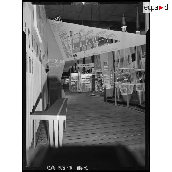 1 Le stand de l'armée : vue des maquettes de l'aviation. [description provisoire]