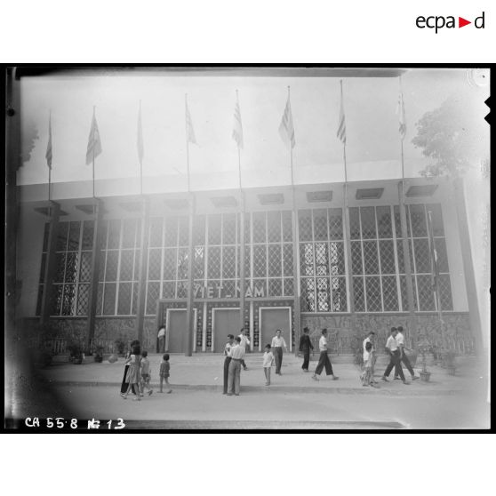 13 Plan rapproché sur la façade du pavillon du Viêt Nam. [description provisoire]