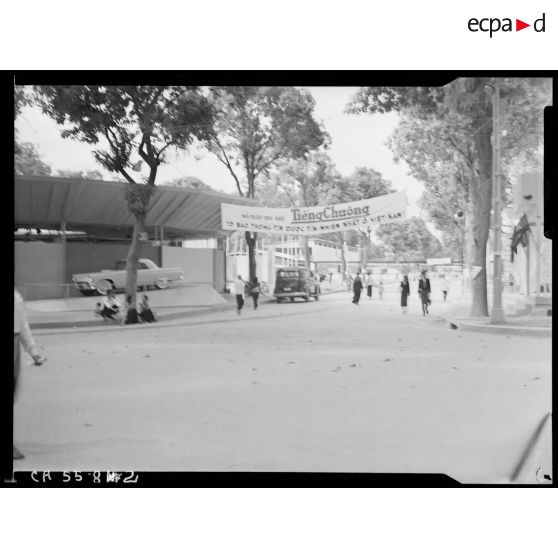 2 L'allée des pavillons internationaux ; au premier plan à gauche, pavillon des Etats-Unis. [description provisoire]