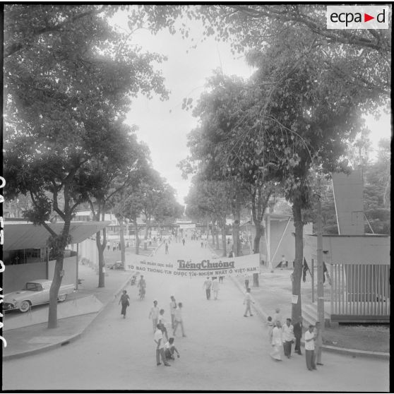 106 L'allée centrale de la foire exposition internationale de Phnom Penh. [description provisoire]