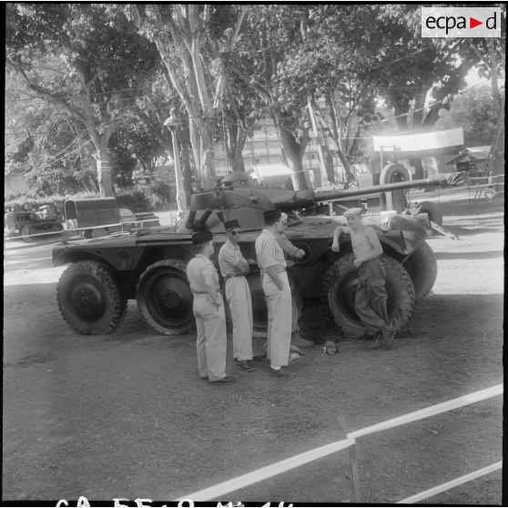 14 Automitrailleuse EBR (Engin Blindé de Reconnaissance) vue de profil. [description provisoire]