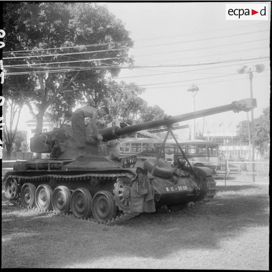 15 Char léger AMX 13 vu de 3/4 profil avant. [description provisoire]