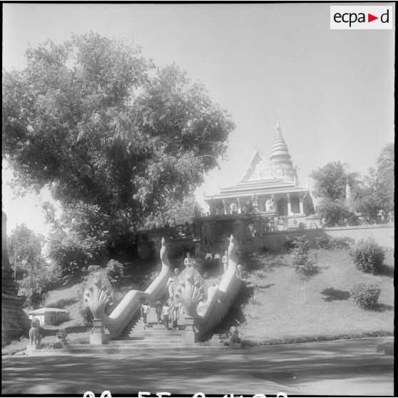 22 La pagode et le stupa du Phnom vus en contre-plongée ; au premier plan, l'escalier qui monte à la pagode. [description provisoire]