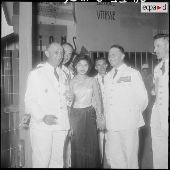 26 Le général Gandoet et le vice-amiral Cabanier lors du cocktail de l'inauguration du pavillon de France. [description provisoire]