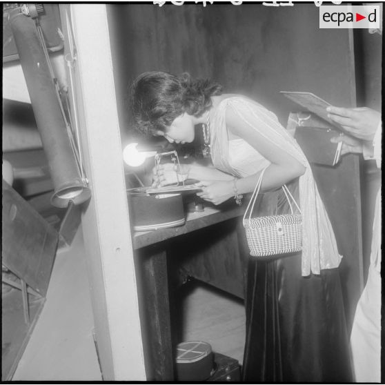 27 Jeune femme cambodgienne au stand des stéréoscopes. [description provisoire]