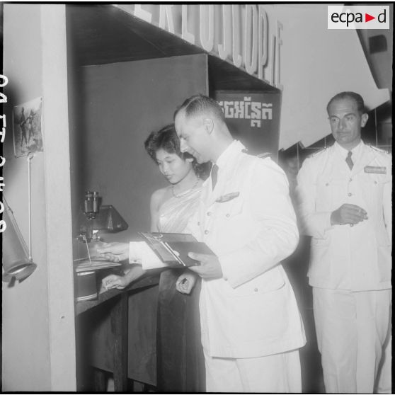 28 Le général Gandoet et le vice-amiral Cabanier lors du cocktail de l'inauguration du pavillon de France. [description provisoire]