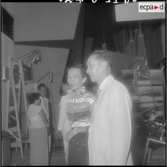 72 Visite du pavillon de France par un couple cambodgien. [description provisoire]