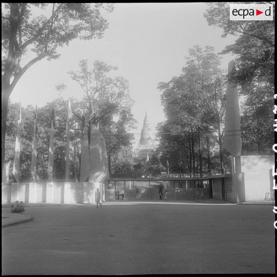 73 Entrée de la foire exposition de Phnom Penh ; en arrière-plan, le Phnom. [description provisoire]