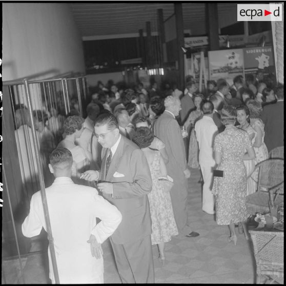 74 Inauguration du pavillon de France : plan d'ensemble des invités. [description provisoire]