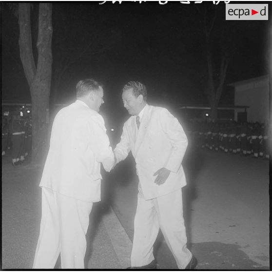 76 Accueil du prince Monireth, à son arrivée par M. Gorce, haut-commissaire de France au Cambodge. [description provisoire]