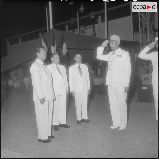 77 Le prince Monireth, M. Gorce et le lieutenant-colonel de Qancly au salut pendant l'hymne national cambodgien. [description provisoire]