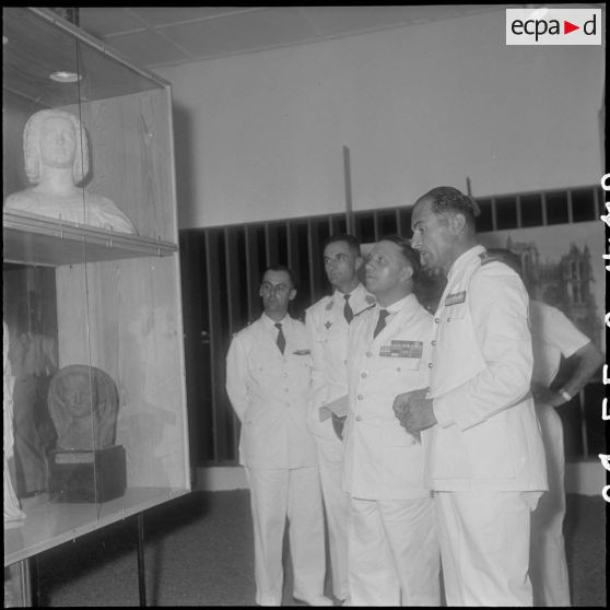 78 Le lieutenant-colonel de Qancly  et le général Gandoet devant la vitrine de sculptures françaises. [description provisoire]