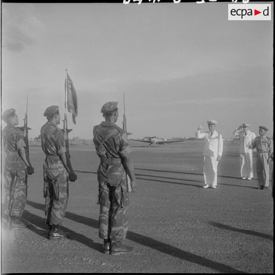 79 La garde au drapeau et le vice-amiral Cabanier, à son arrivée à l'aérodrome de Phnom Penh. [description provisoire]