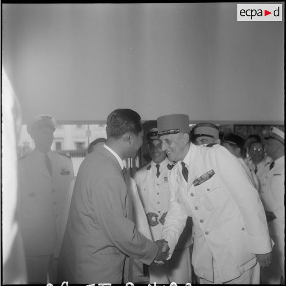 93 L'intendant-général Charron salue SE Lon Nol, ministre cambodgien de la Défense. [description provisoire]